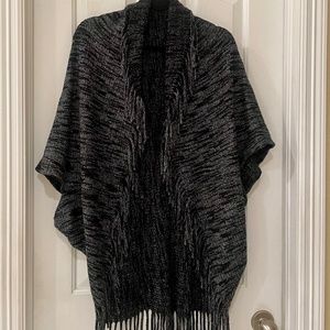 Black & white Ruggine fringed shawl. One size